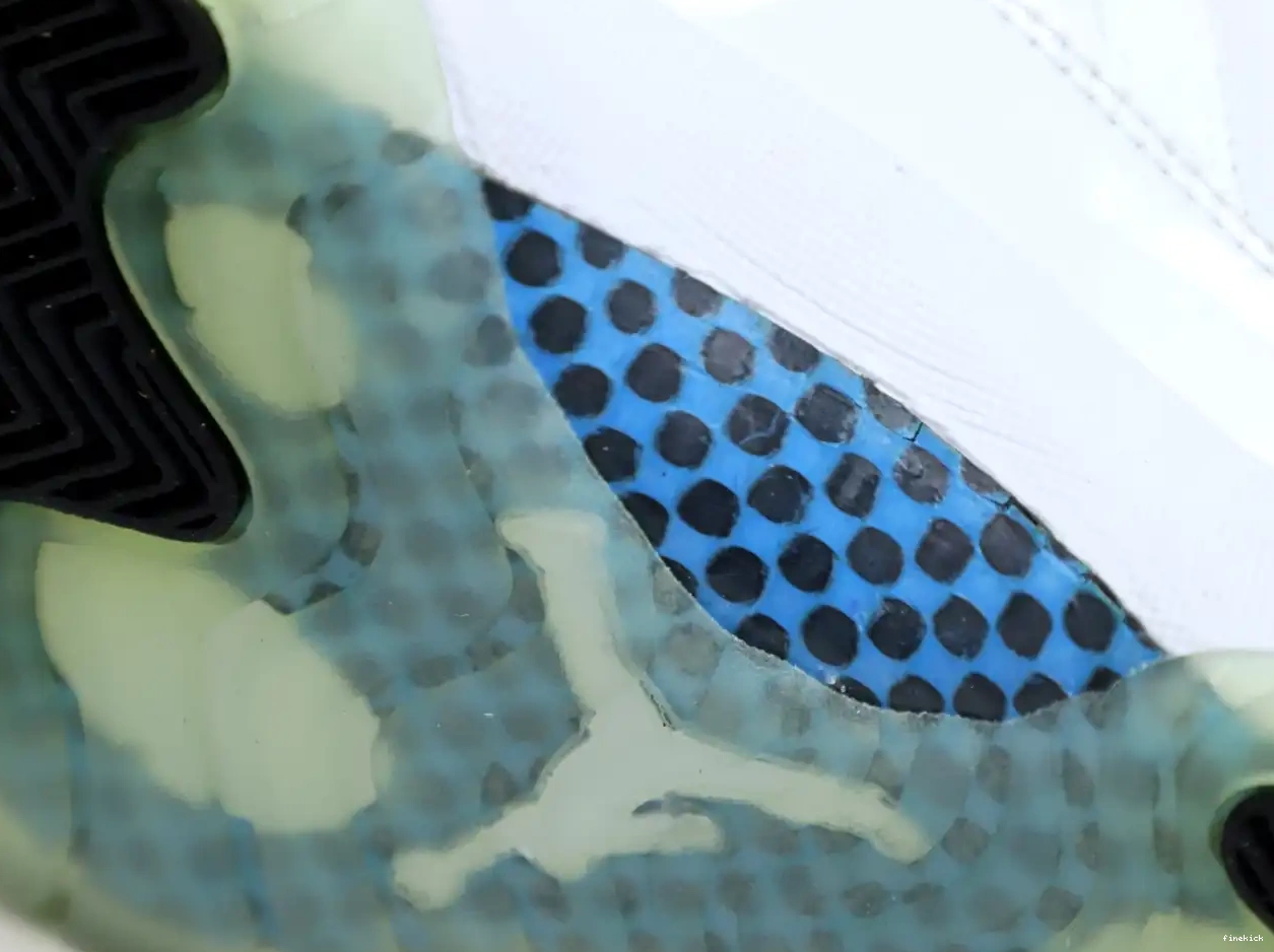 11 LOW JORDAN LEGEND RETRO AIR BLUE 0421